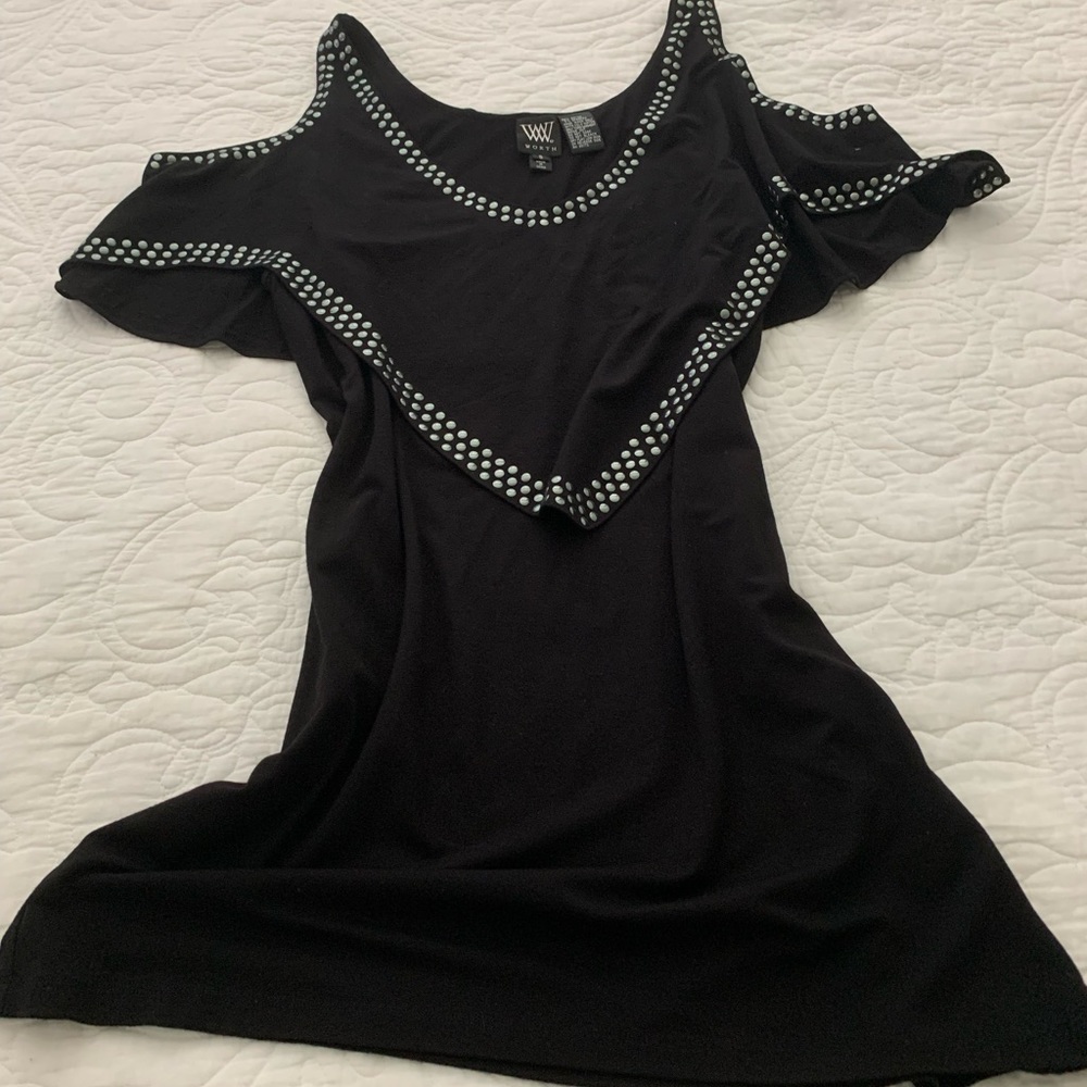 Worth like new tunic top ! Great on !! Cold shoulder